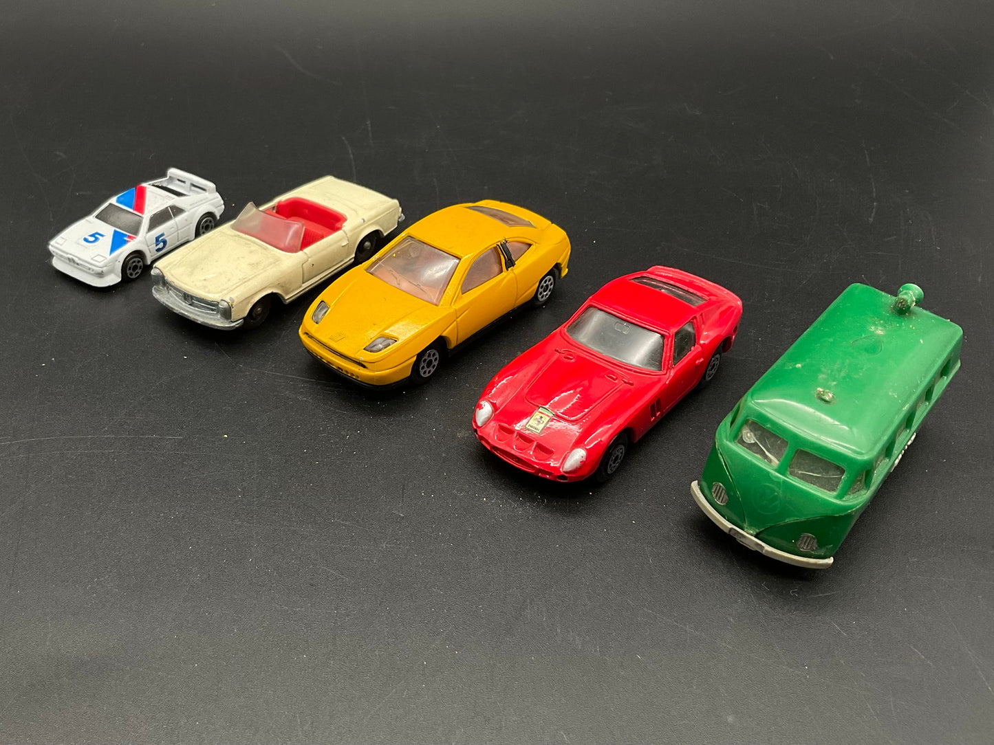 Verschiedene Blechspielzeugautos