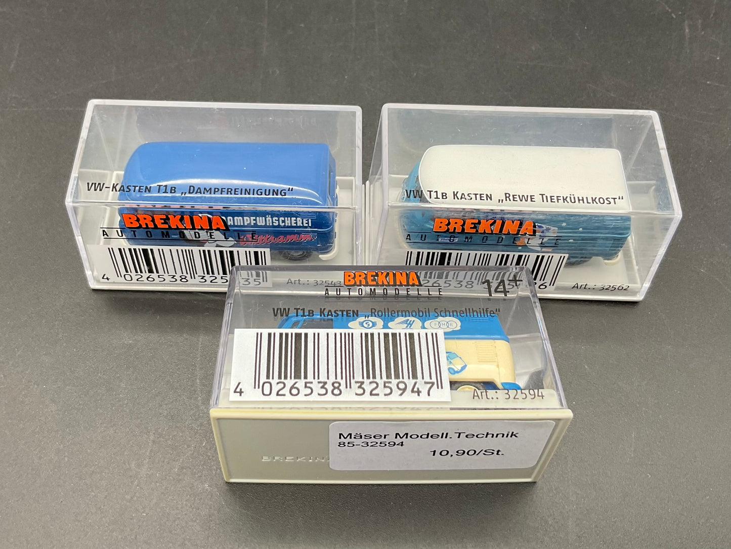 Fünf Brekina VW-Busse