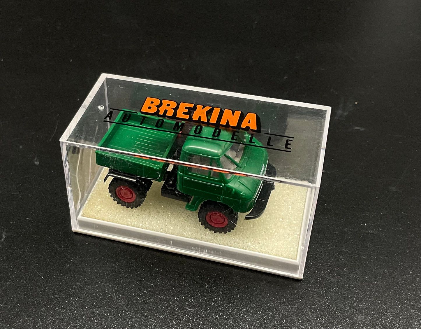 Zwei Brekina Unimogs