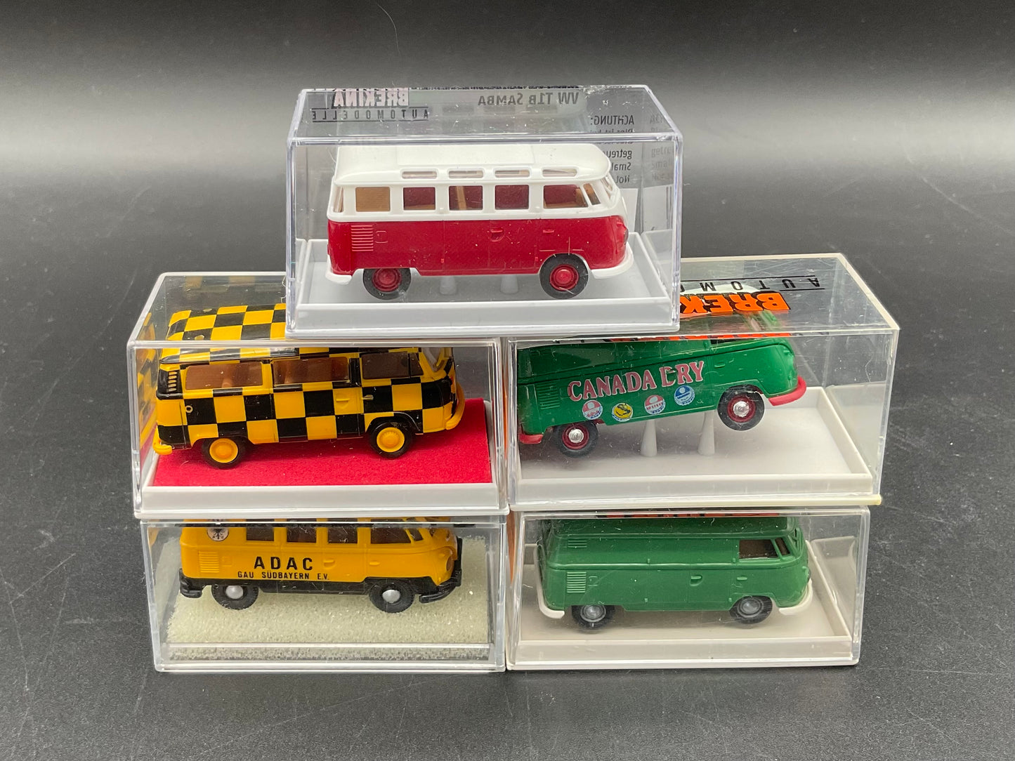 Fünf Brekina VW Busse
