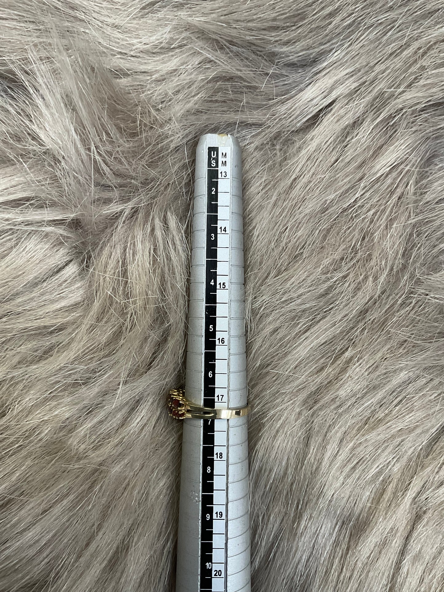 Wunderschöner 333er Goldring mit Schucksteinen