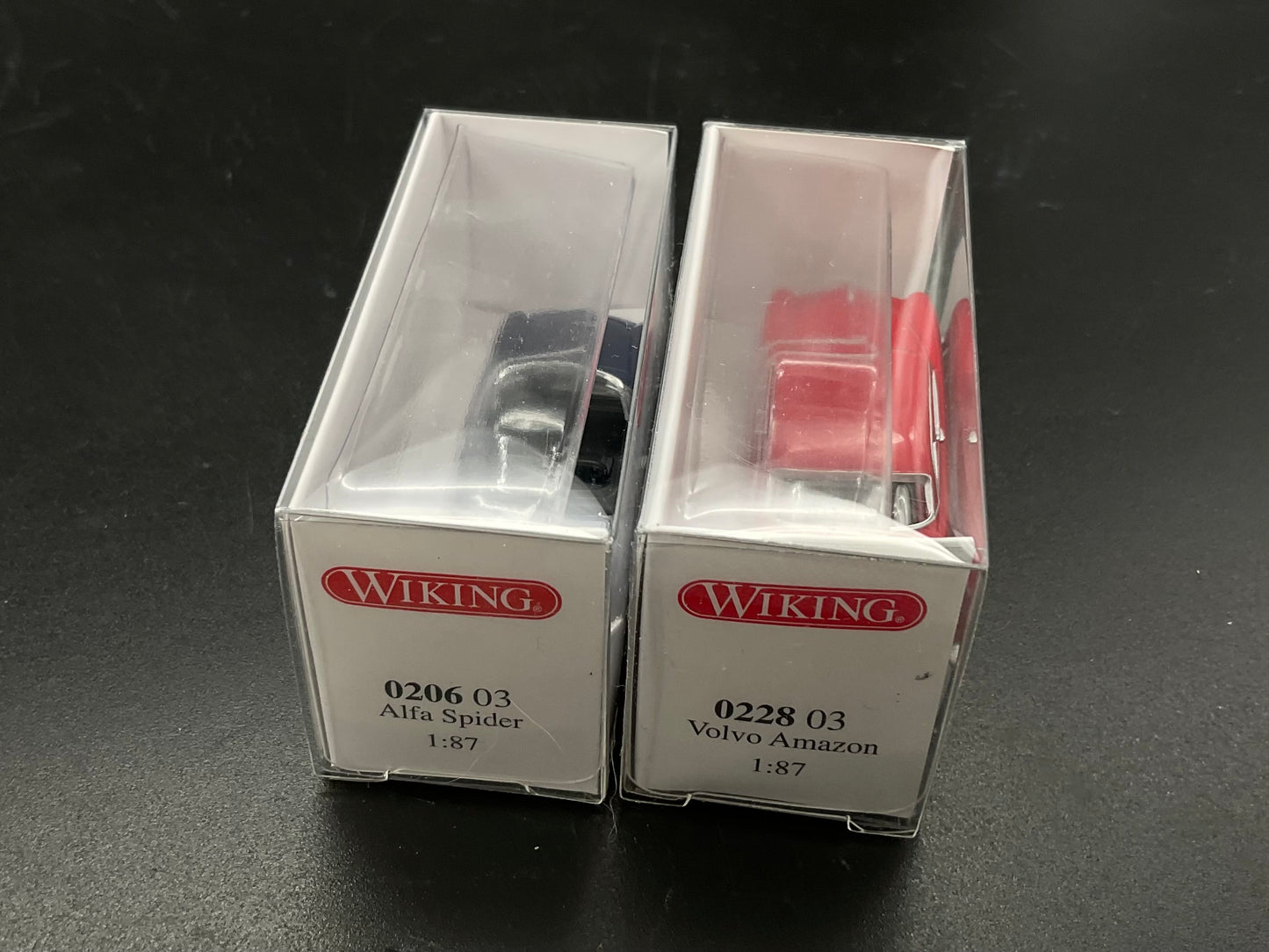 Zwei Wiking Modellautos