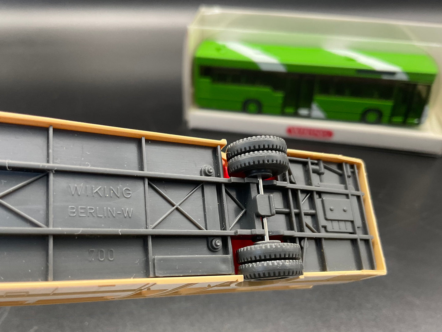 Zwei Wiking Busse
