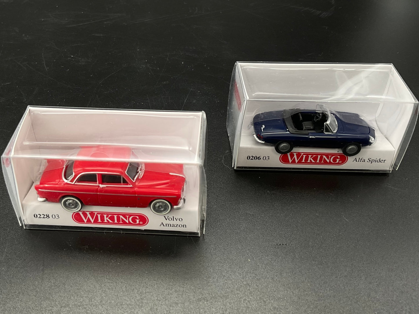 Zwei Wiking Modellautos