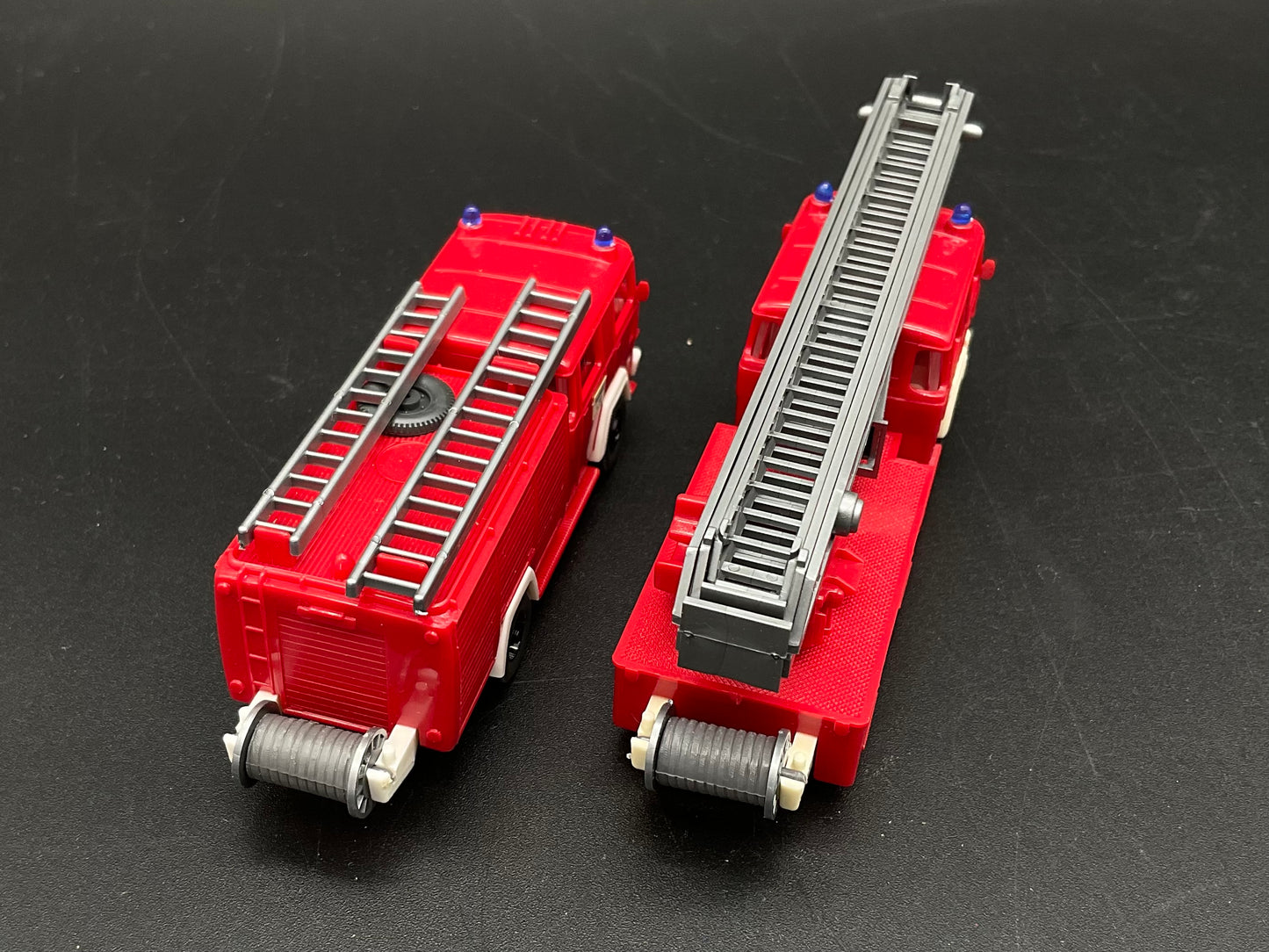 Zwei Feuerwehrfahrzeuge von Wiking