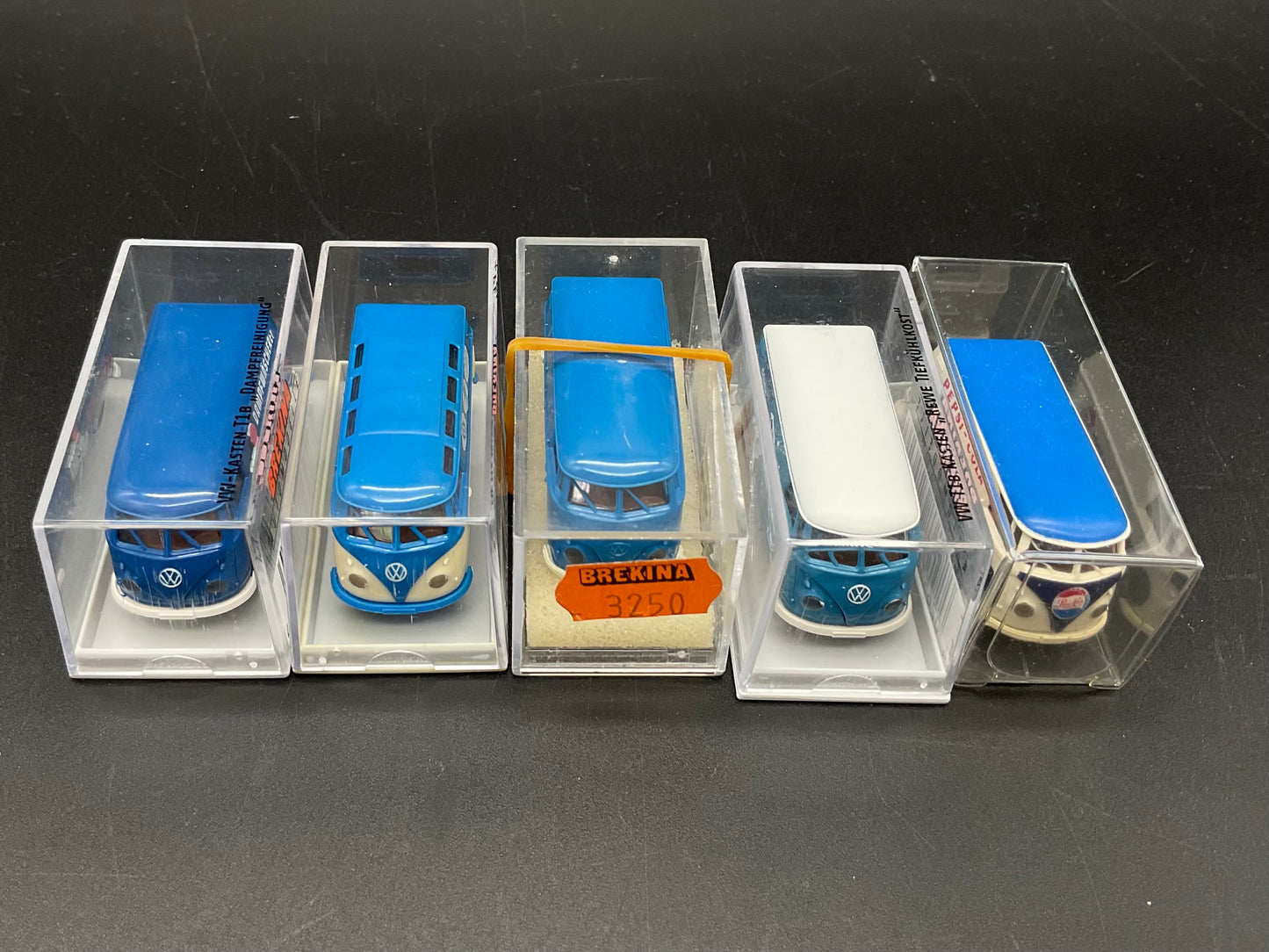 Fünf Brekina VW-Busse