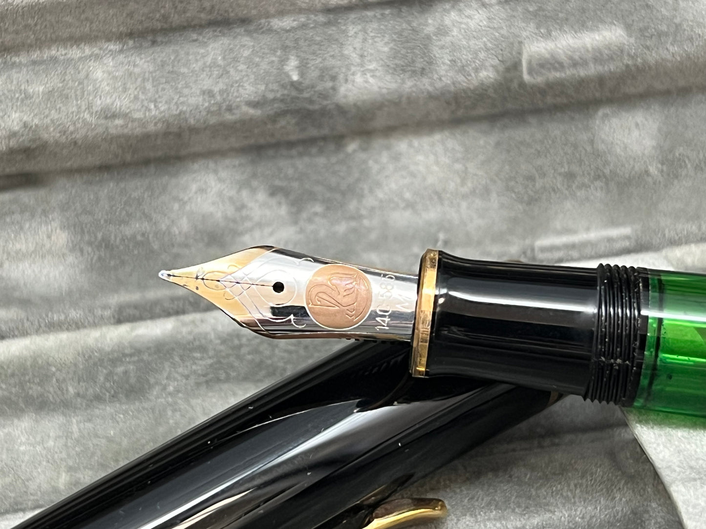 Pelikan Kolbenfüller Serie 600 mit 14 K Gold,Rodium Feder 905