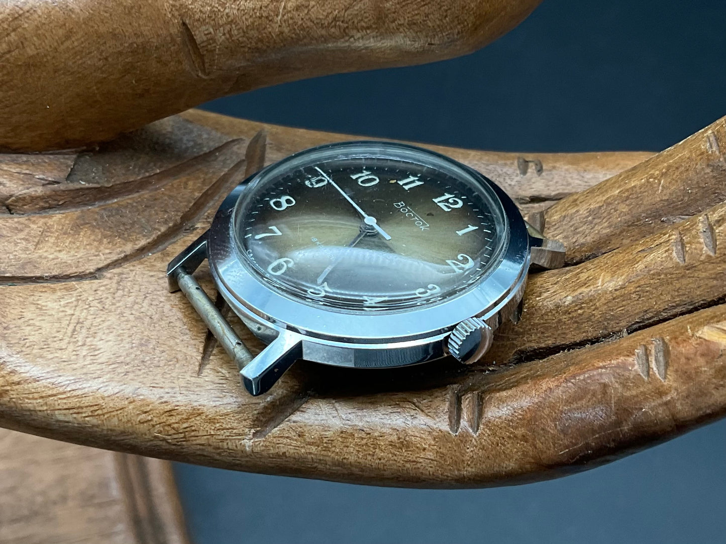 Bräunliche BOCTOK Uhr
