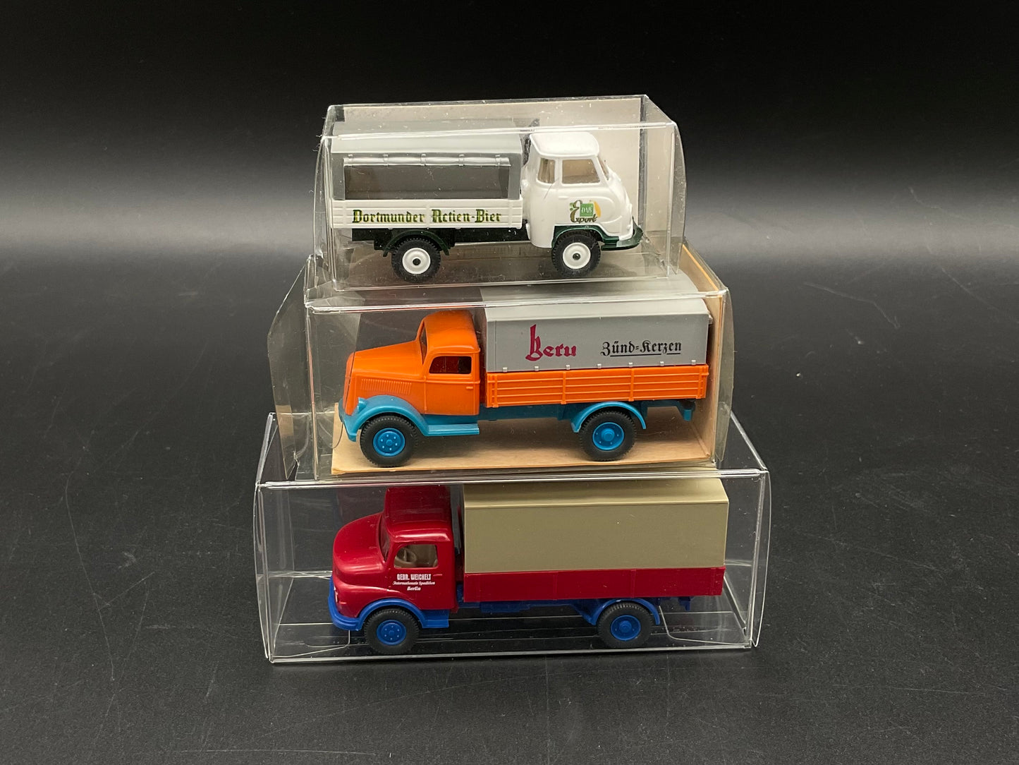 Drei Pritschenwagen von Wiking