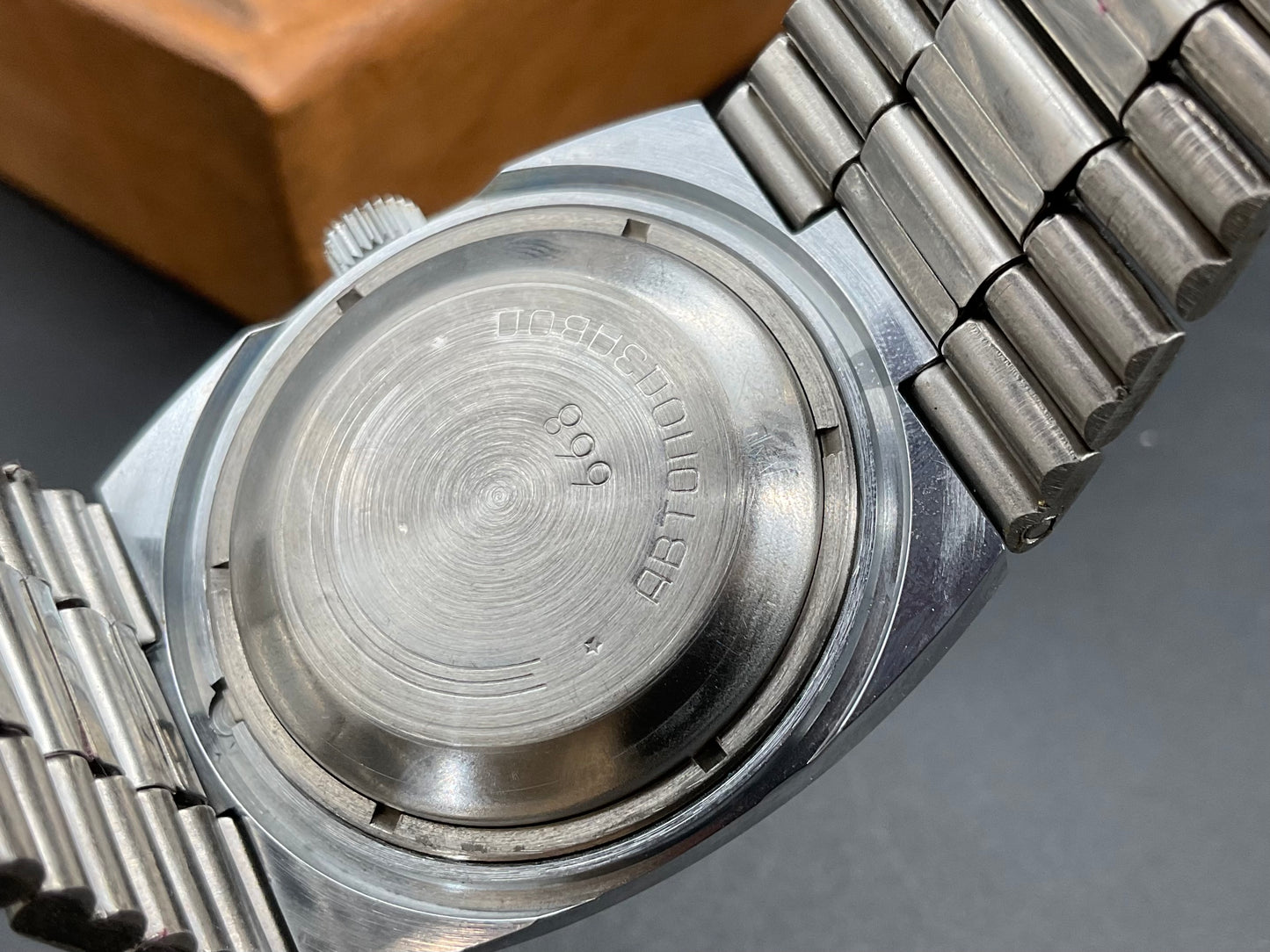 Silberfarbige Slava Uhr