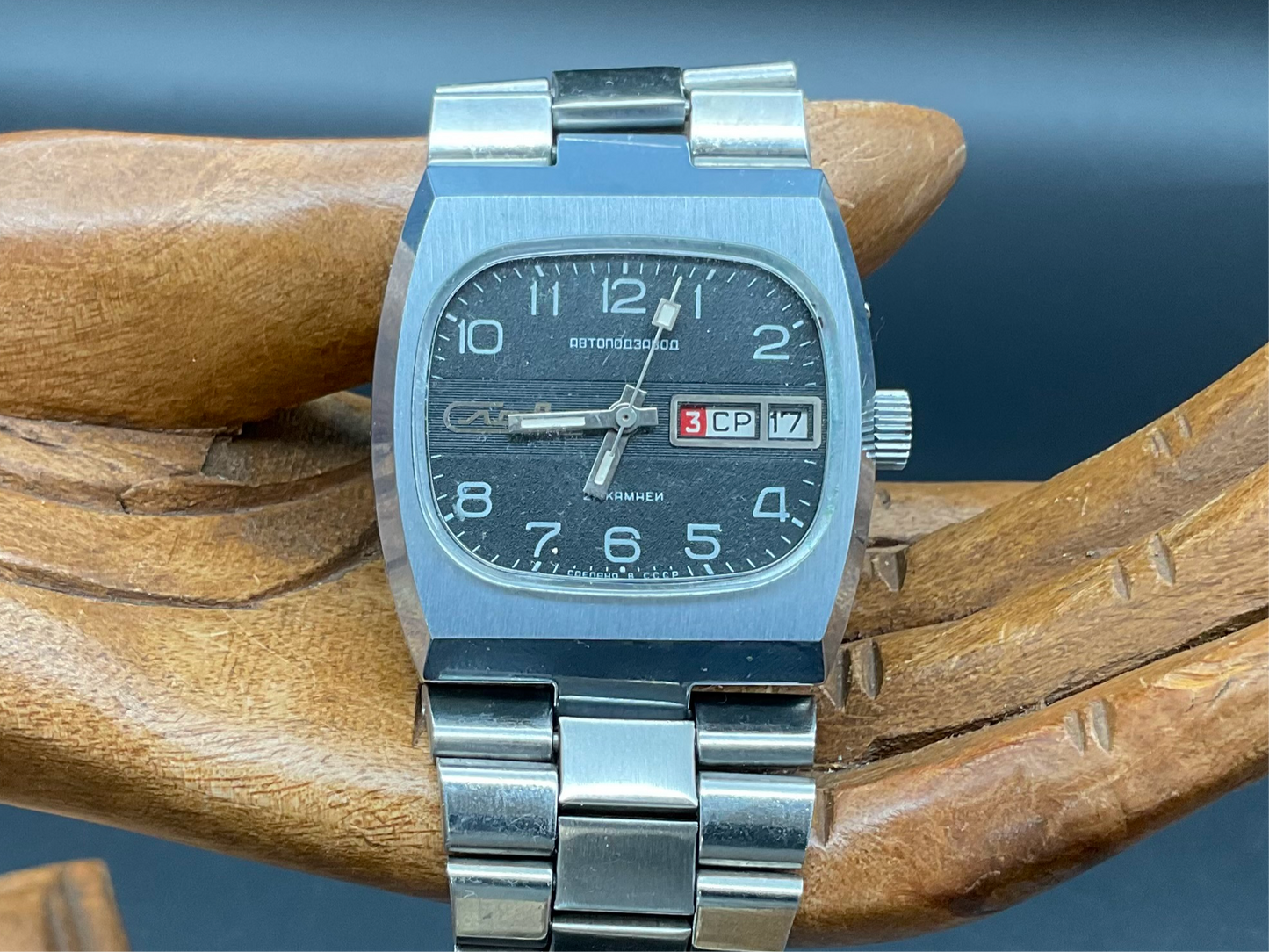Silberfarbige Slava Uhr