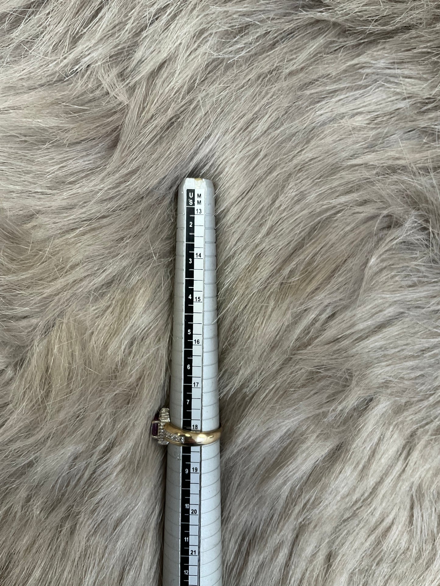 Wunderschöner 333er Goldring mit Schmuckstein