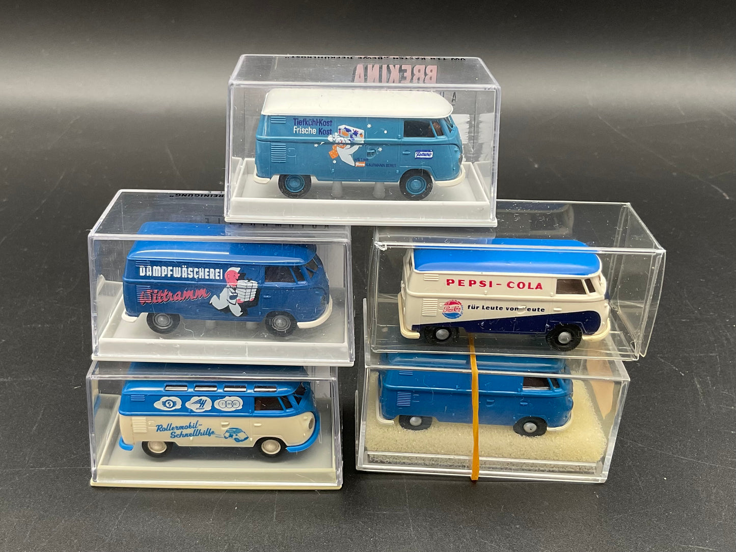 Fünf Brekina VW-Busse