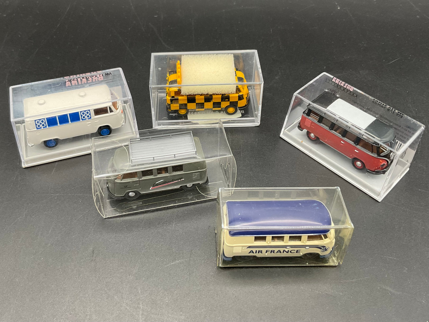 Fünf VW Busse von Brekina