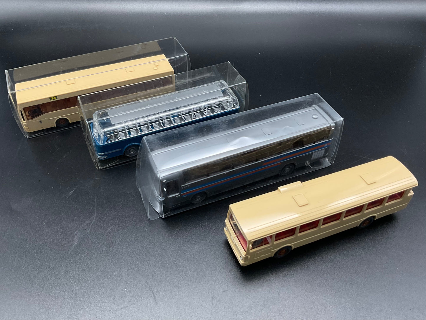 Vier Wiking Modellbusse