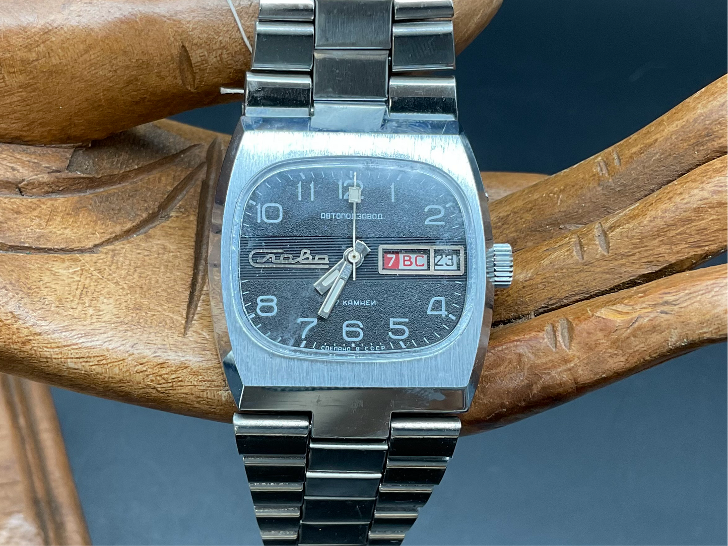 Silberfarbige Slava Uhr
