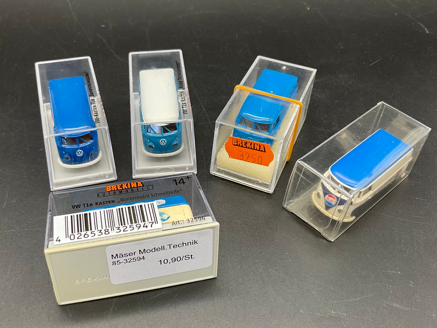 Fünf Brekina VW-Busse