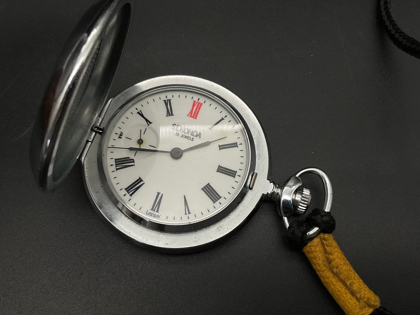 Silberfarbige SEKONDA Taschenuhr