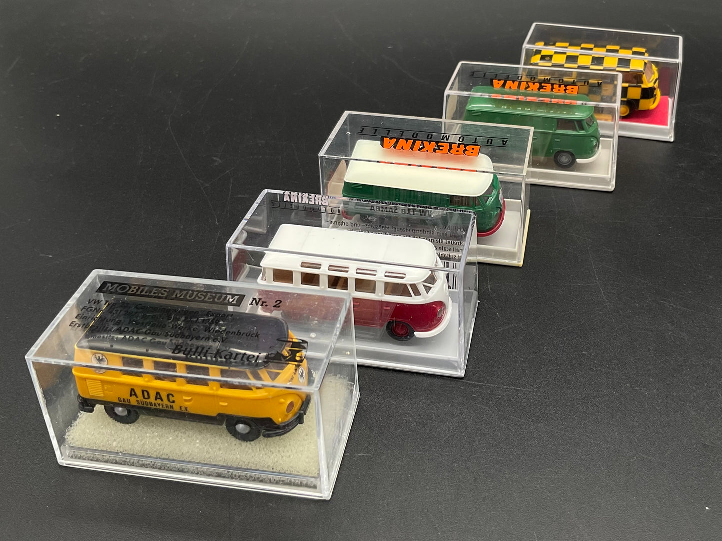 Fünf Brekina VW Busse