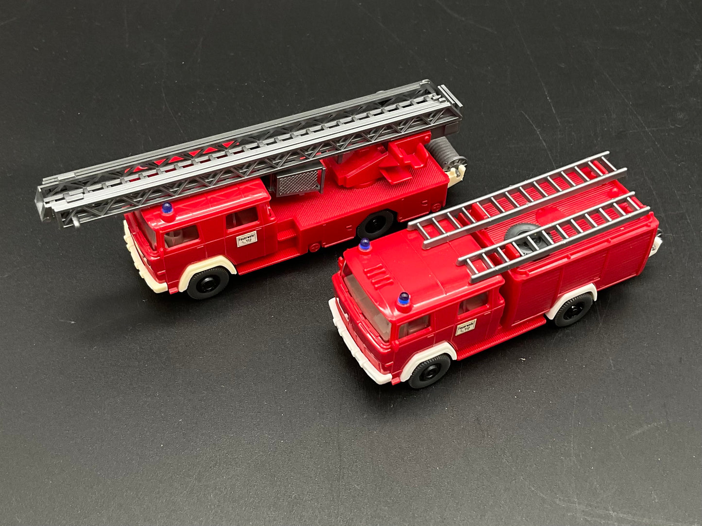 Zwei Feuerwehrfahrzeuge von Wiking