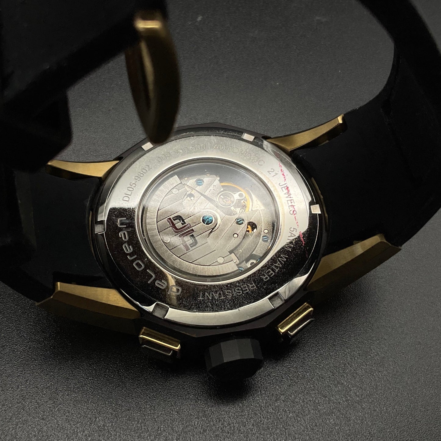 Schwarz-Goldene deLorean Uhr DL05-9602