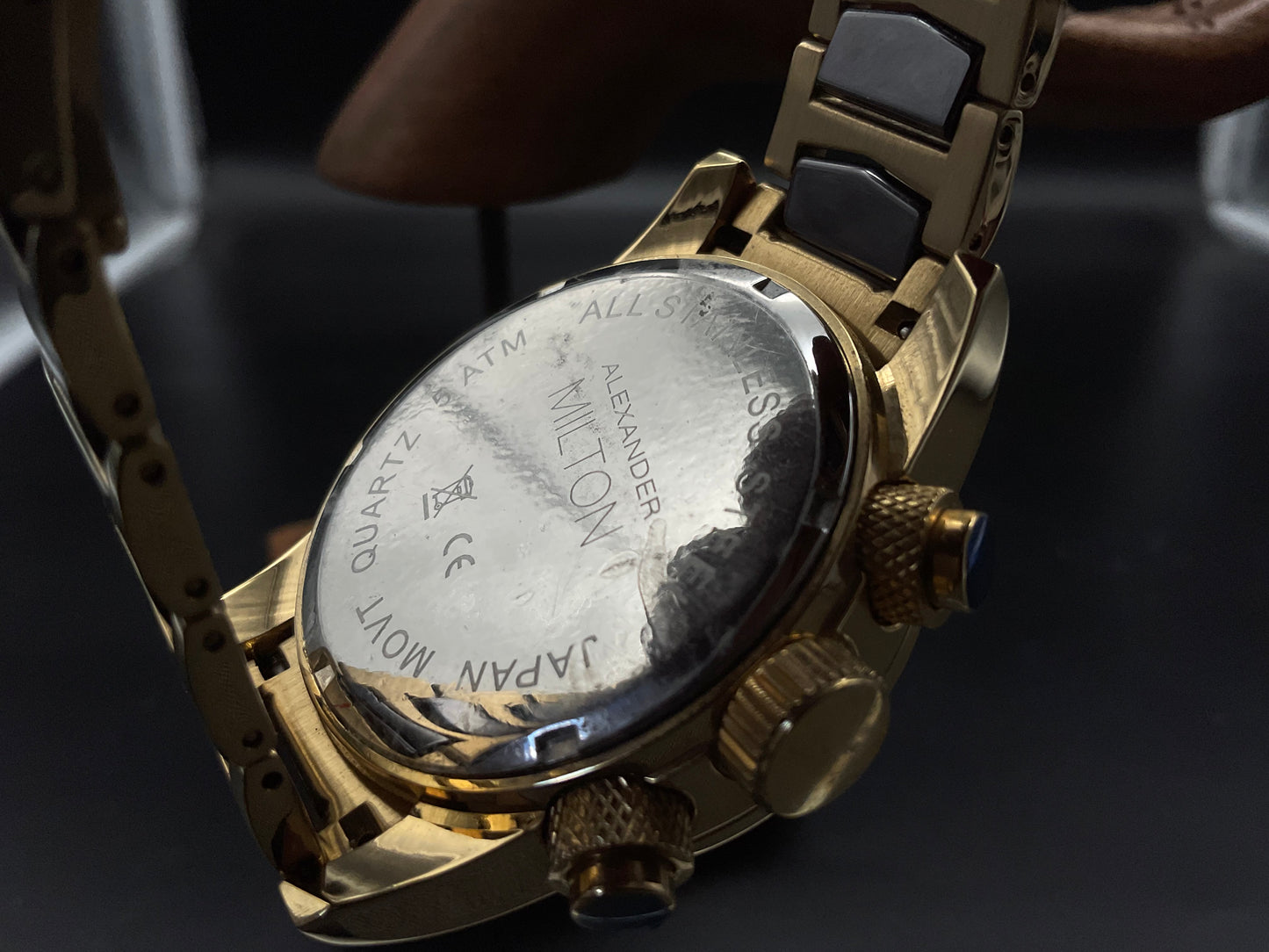 Gold-braune Alexander Milton Uhr