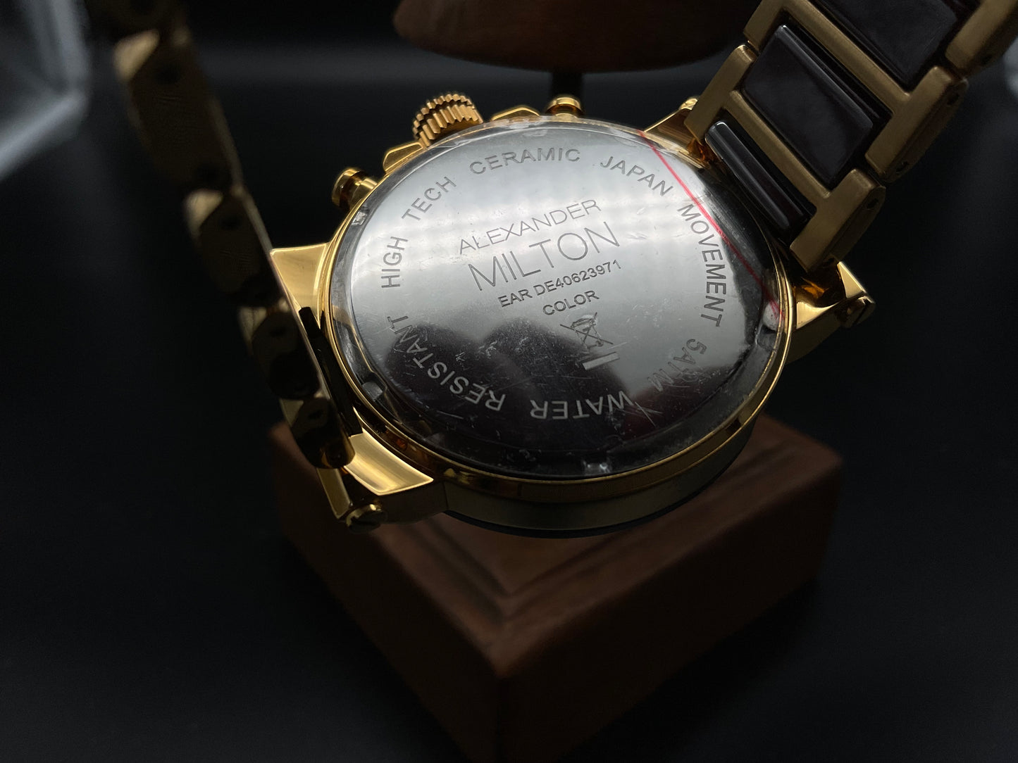 Gold-braune Alexander Milton Uhr