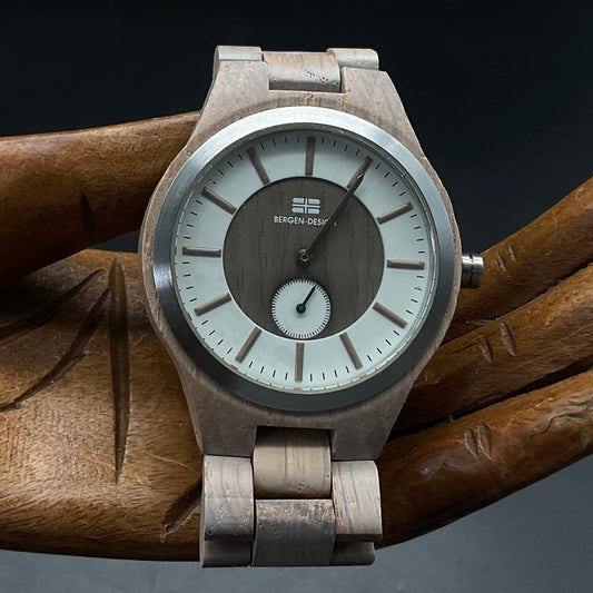 Graue Bergen Design Holzuhr