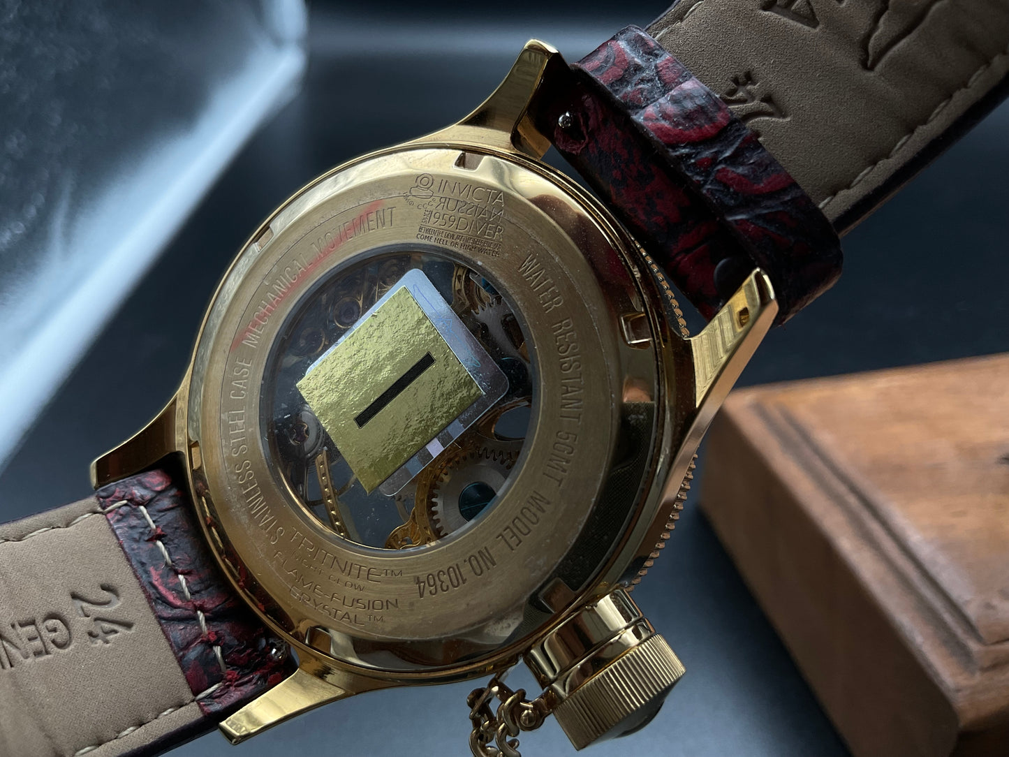 Goldene Invicta Uhr 10364