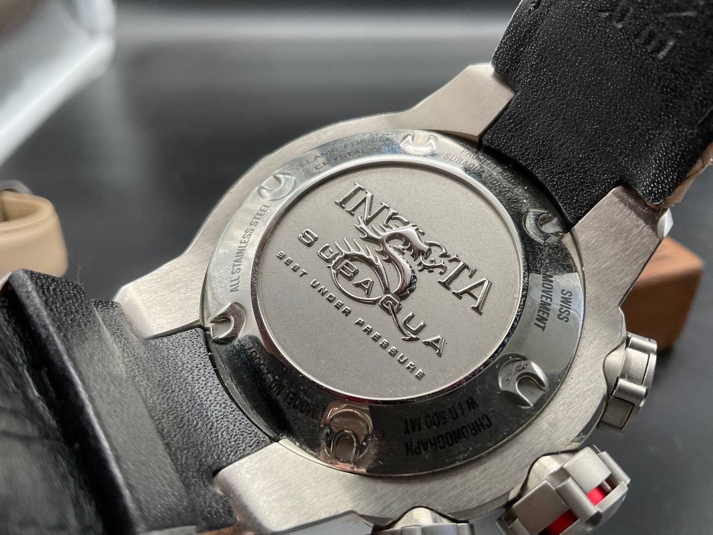 Gold-silberne Invicta 25067 Uhr