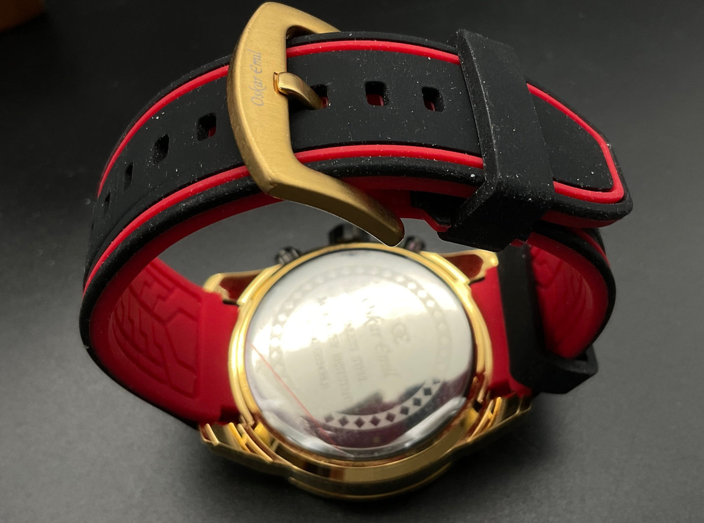 Gold-schwarze Oskar Emil Uhr