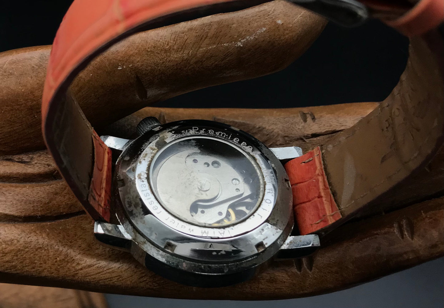 Orangene Minoir Uhr