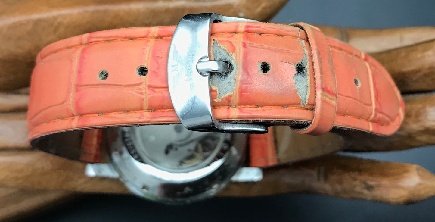 Orangene Minoir Uhr