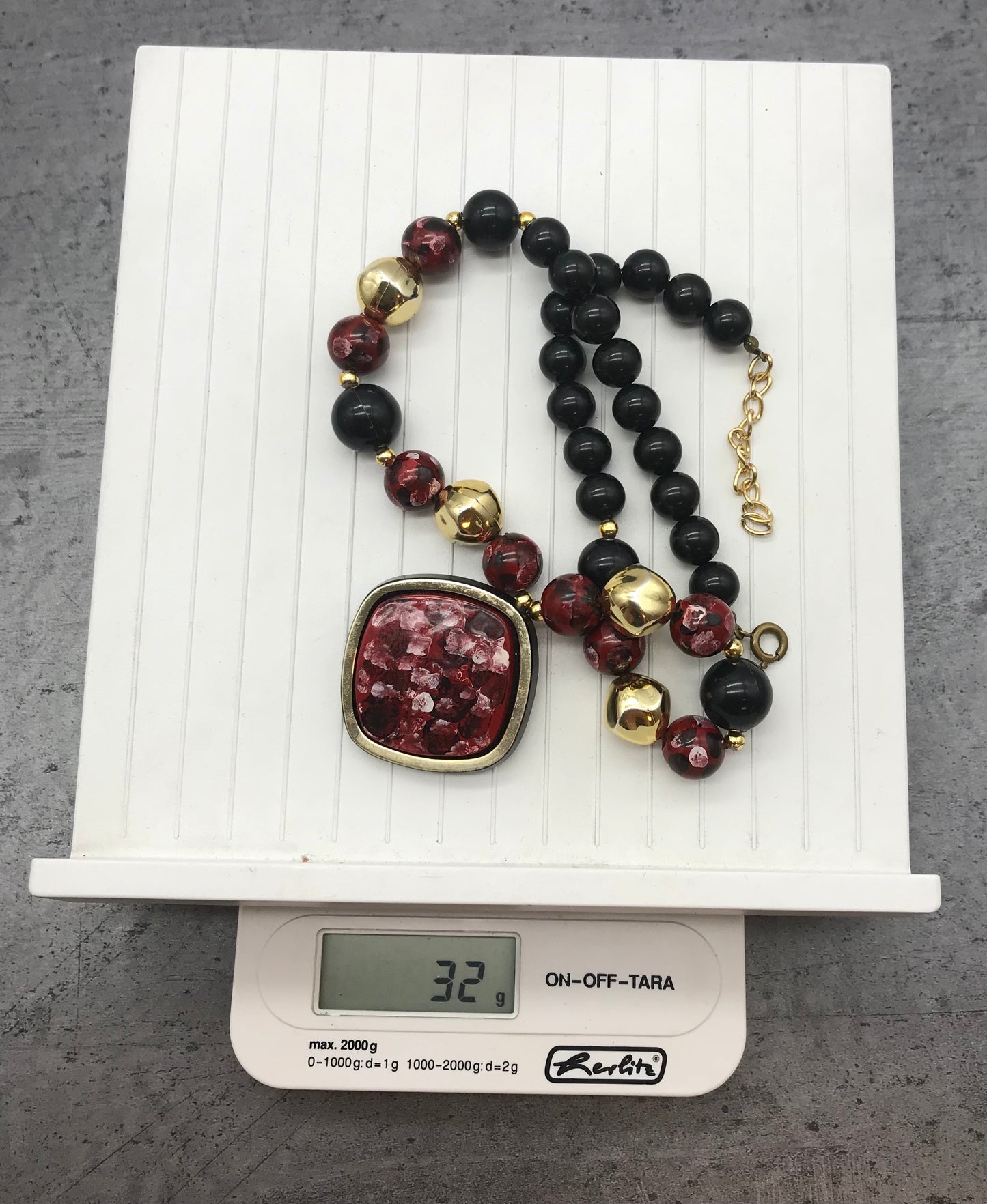 Dekorative Kette, Kette mit Perlen, gold, rot, schwarz farben