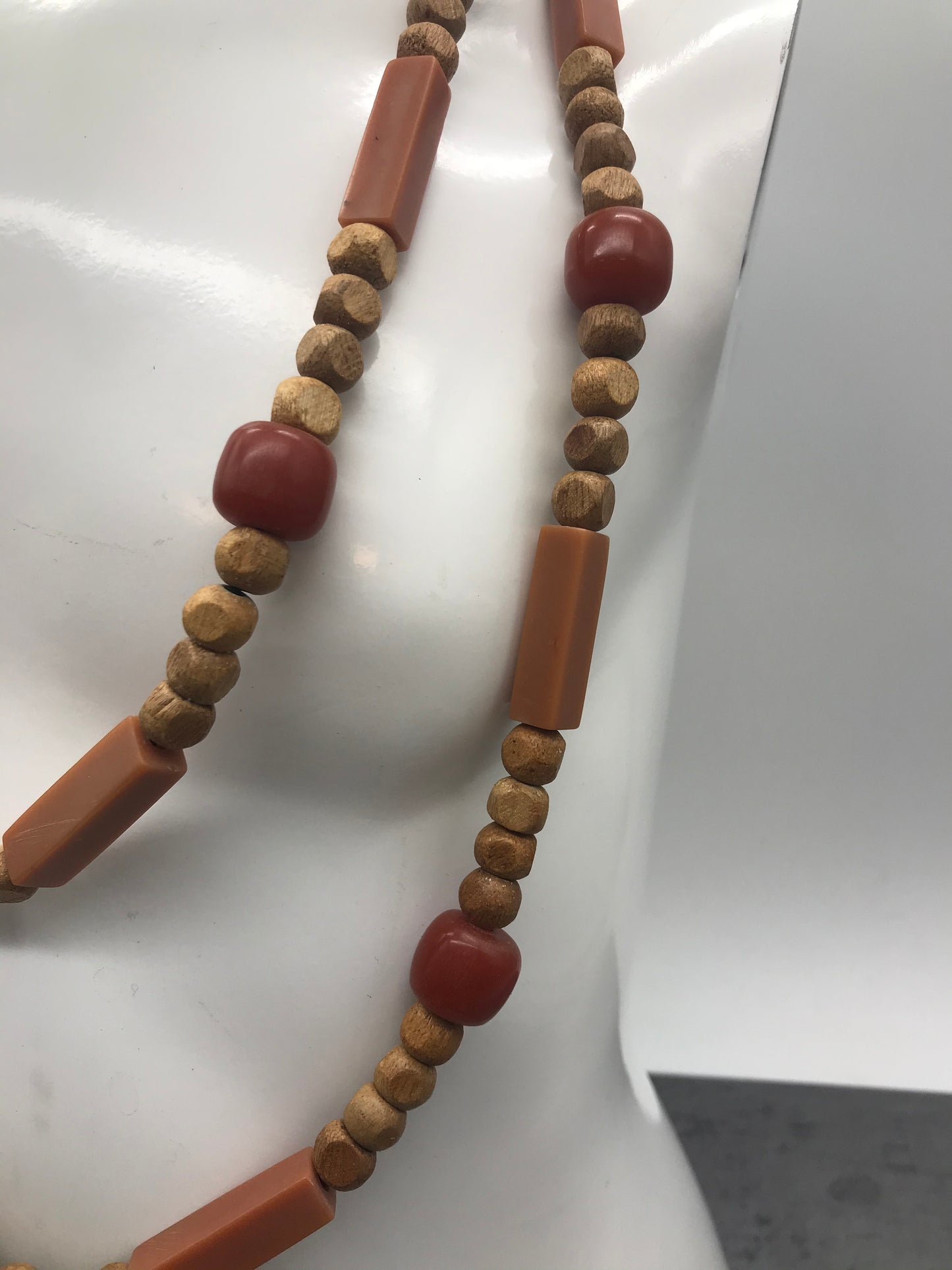 Dekorative Kette, Kette mit Holzperlen, orange, rot farben
