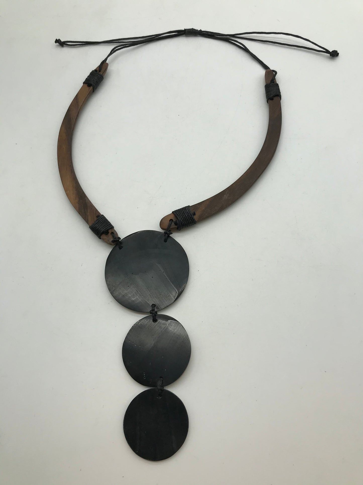 Kette aus Holz, Afrikanischer Look, runde Anhänger, Perlsmuttfarbend,rot,schwarz,braun