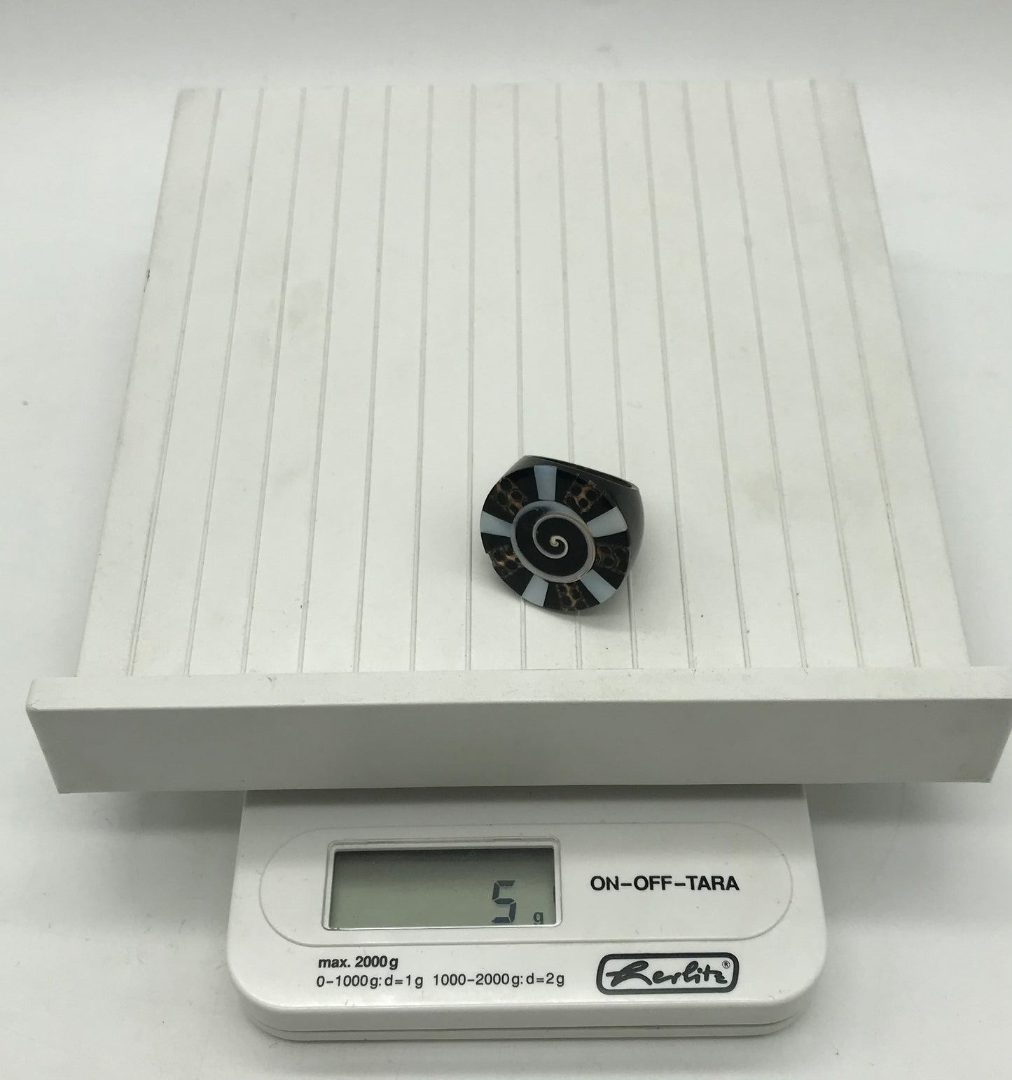 Ring aus Holz - Perlmuttfarben - Handarbeit- Muschelmotiv, Ringgröße: 18,5mm