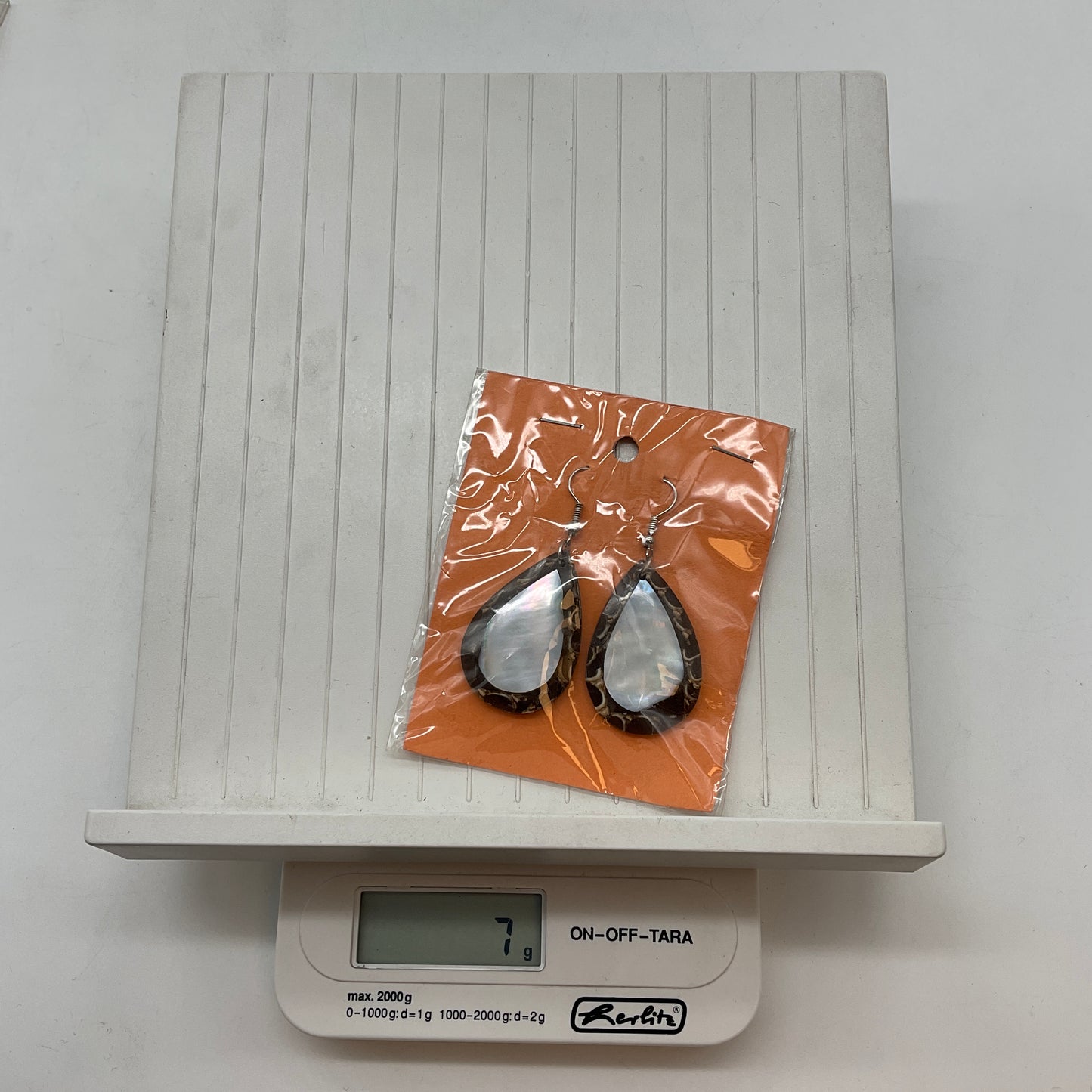 Ohrringe aus Holz, braun und perlmuttfarben,