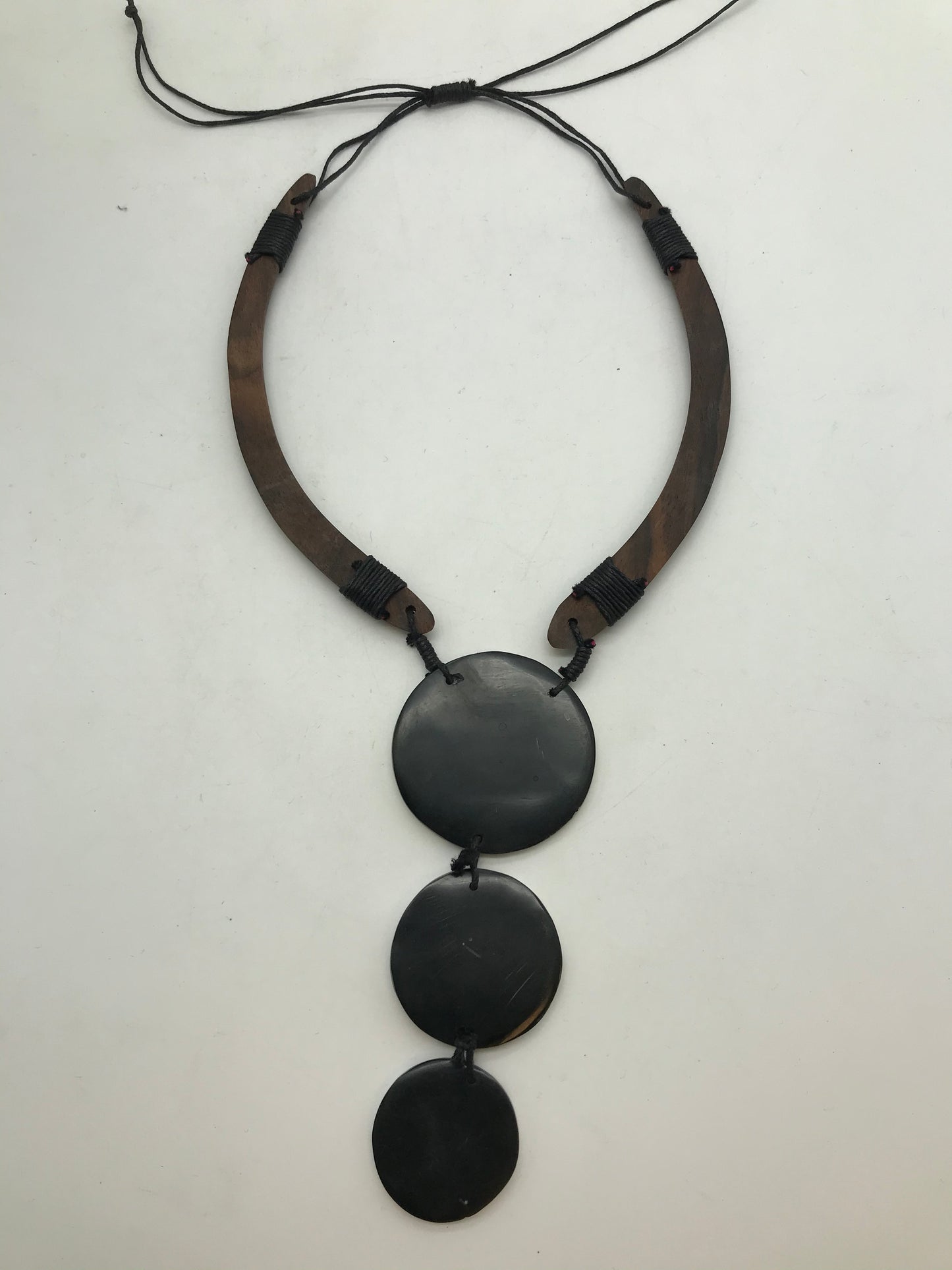 Kette aus Holz, Afrikanischer Look, runde Anhänger, Perlsmuttfarbend, beige, schwarz