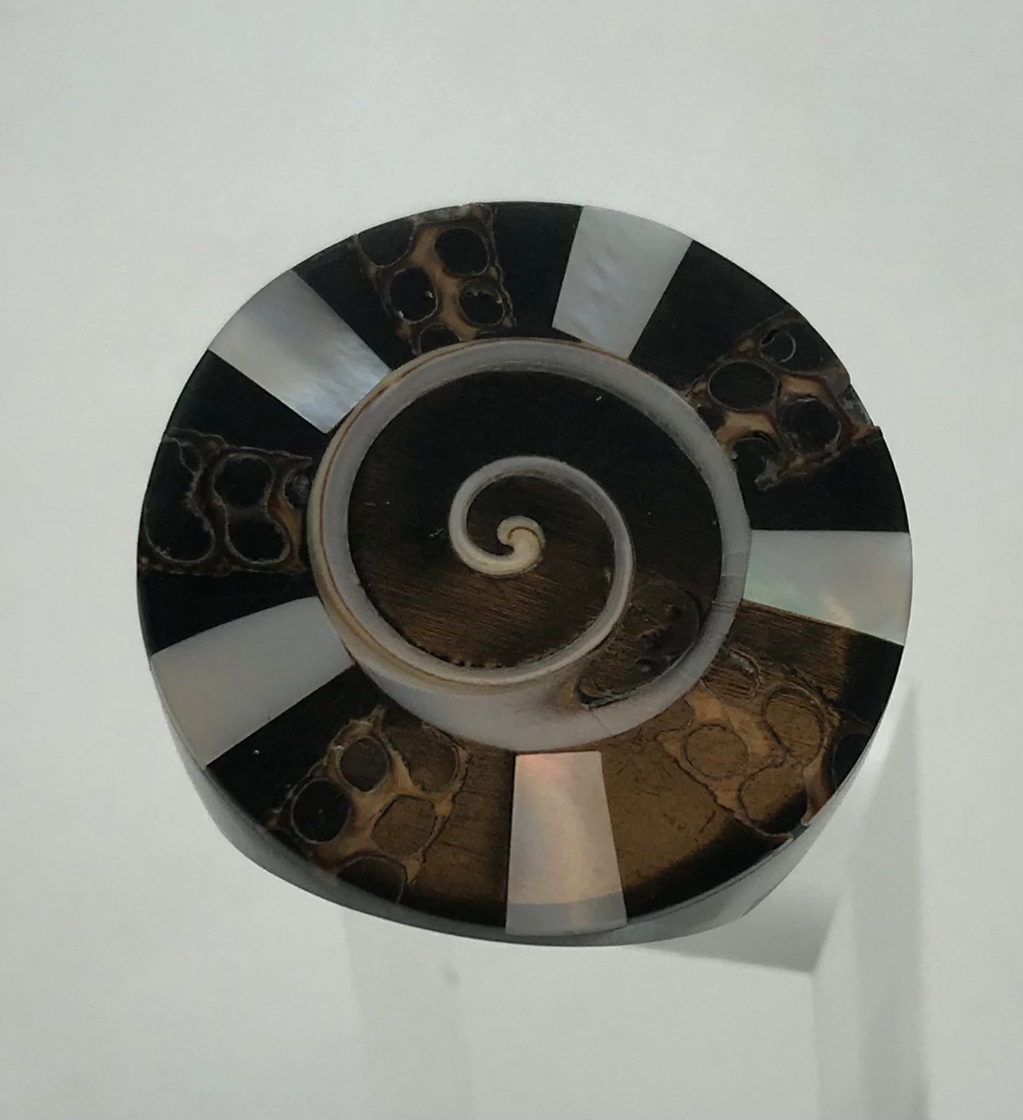 Ring aus Holz - Perlmuttfarben - Handarbeit- Muschelmotiv, Ringgröße: 18,5mm