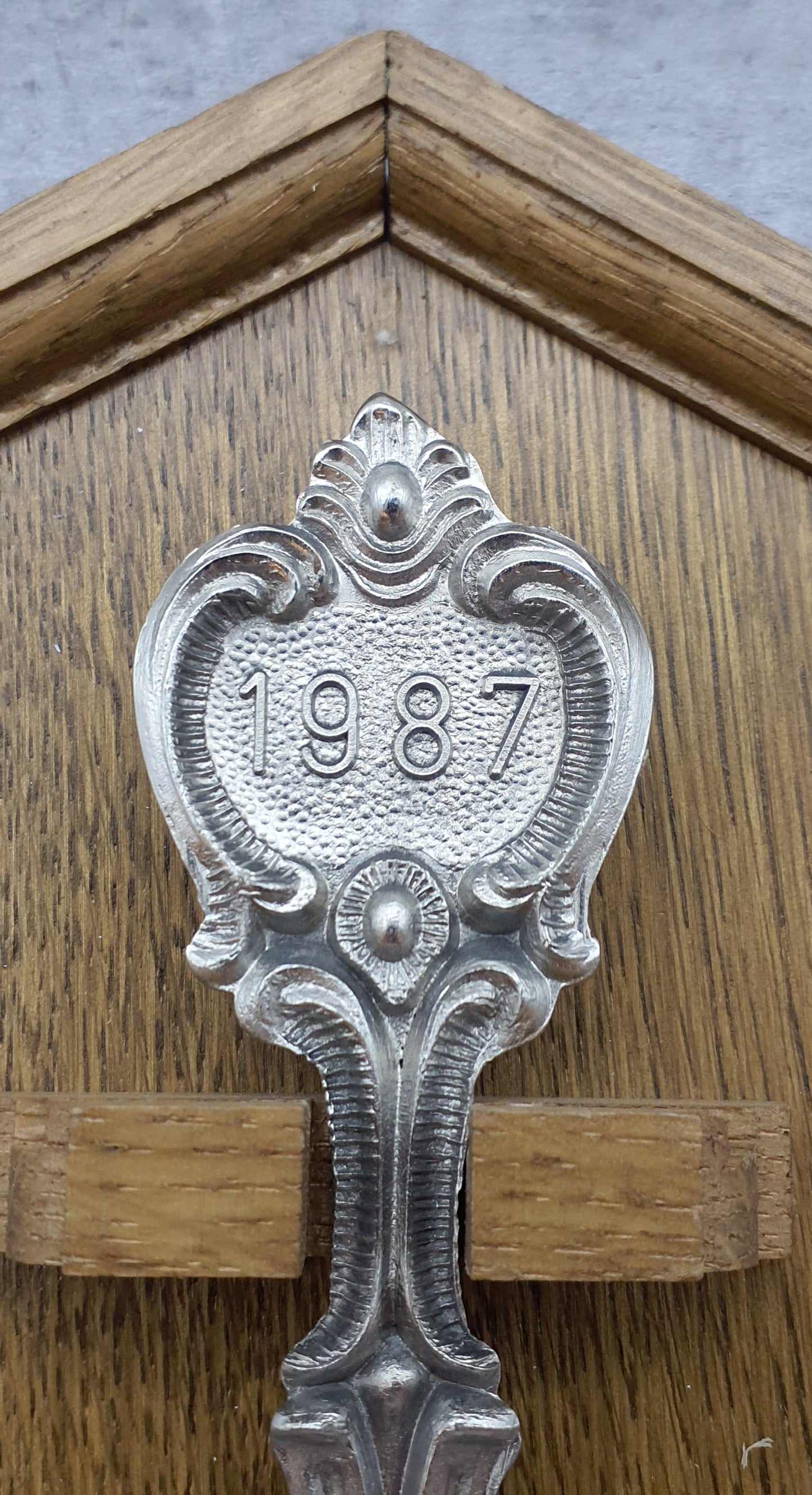 Frieling Zinn Jahreslöffel 1987 mit Holzbrett - Sammellöffel