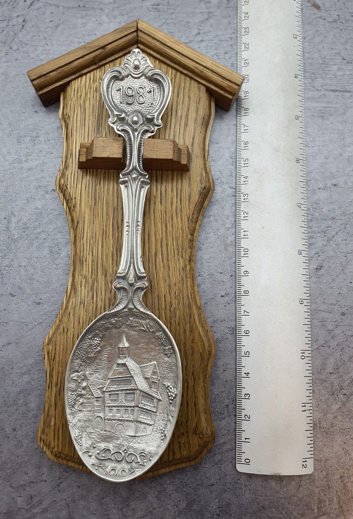 Frieling Zinn Jahreslöffel 1981 mit Holzbrett - Sammellöffel