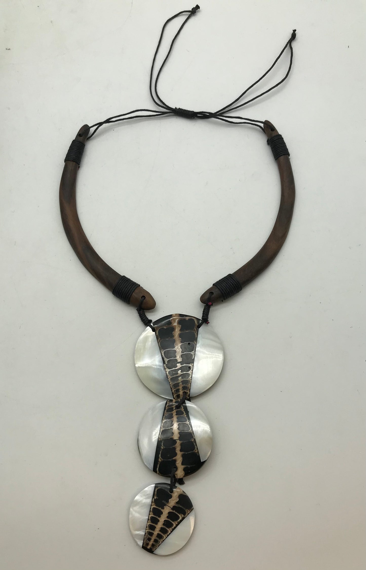 Kette aus Holz, Afrikanischer Look, runde Anhänger, Perlsmuttfarbend, beige, schwarz
