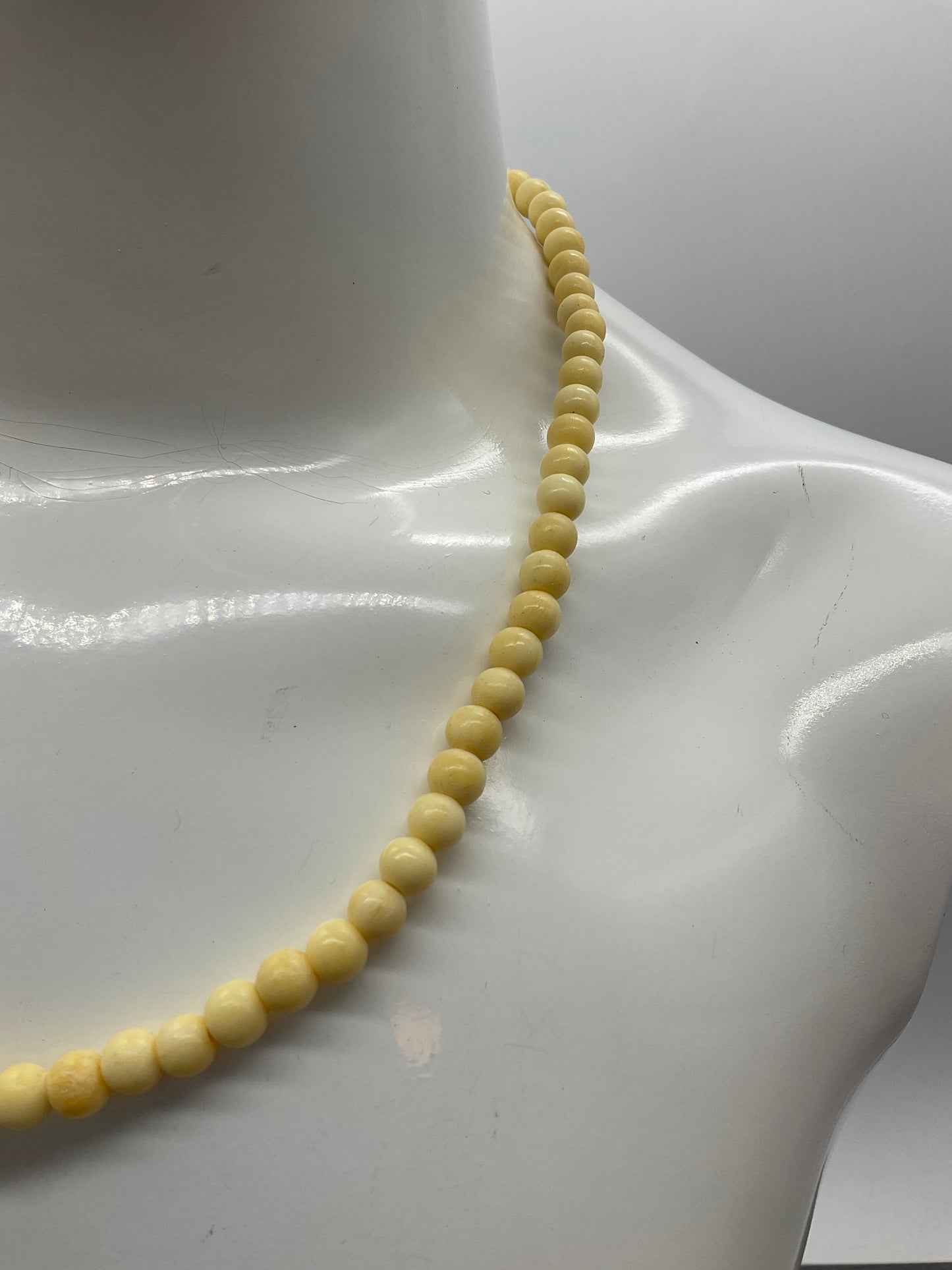 Modeschmuck Perlenkette, beige Creme farbend