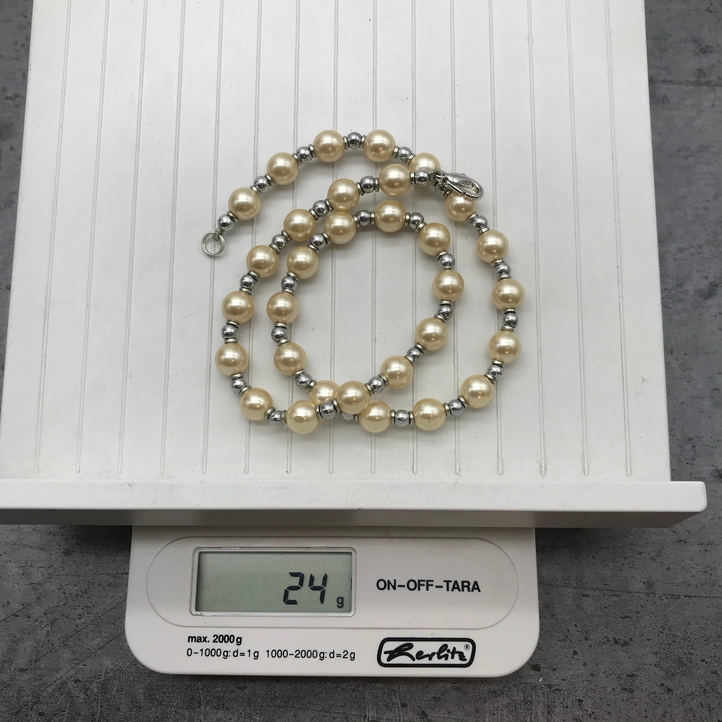 Dekorative Kette, Kette mit Perlen, weiß creme, silber farben