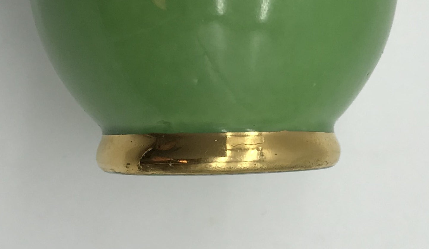 H W Karlsbader Wertarbeit Porzellan Vase, kleine Henkelvase grün mit Vergoldung