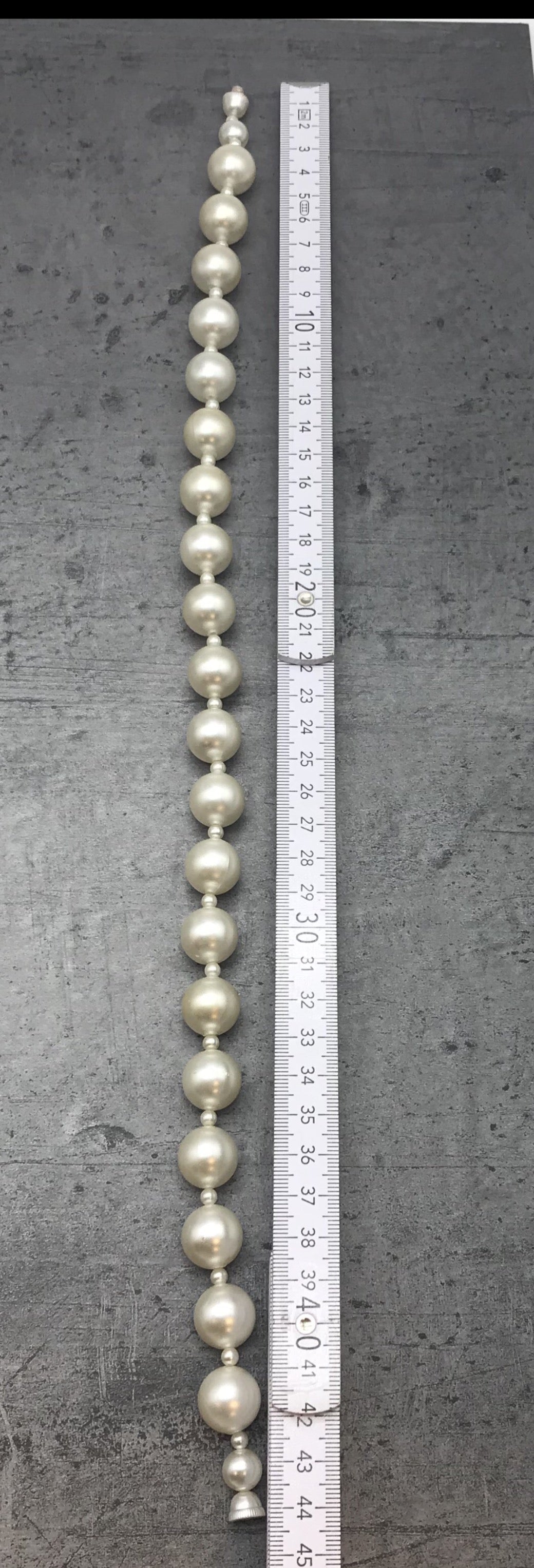Dekorative Kette, Kette mit Perlen, weiß creme farben