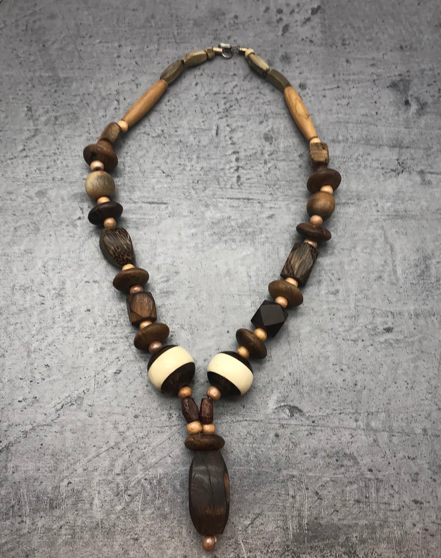 Dekorative Kette, Kette mit Perlen, holz