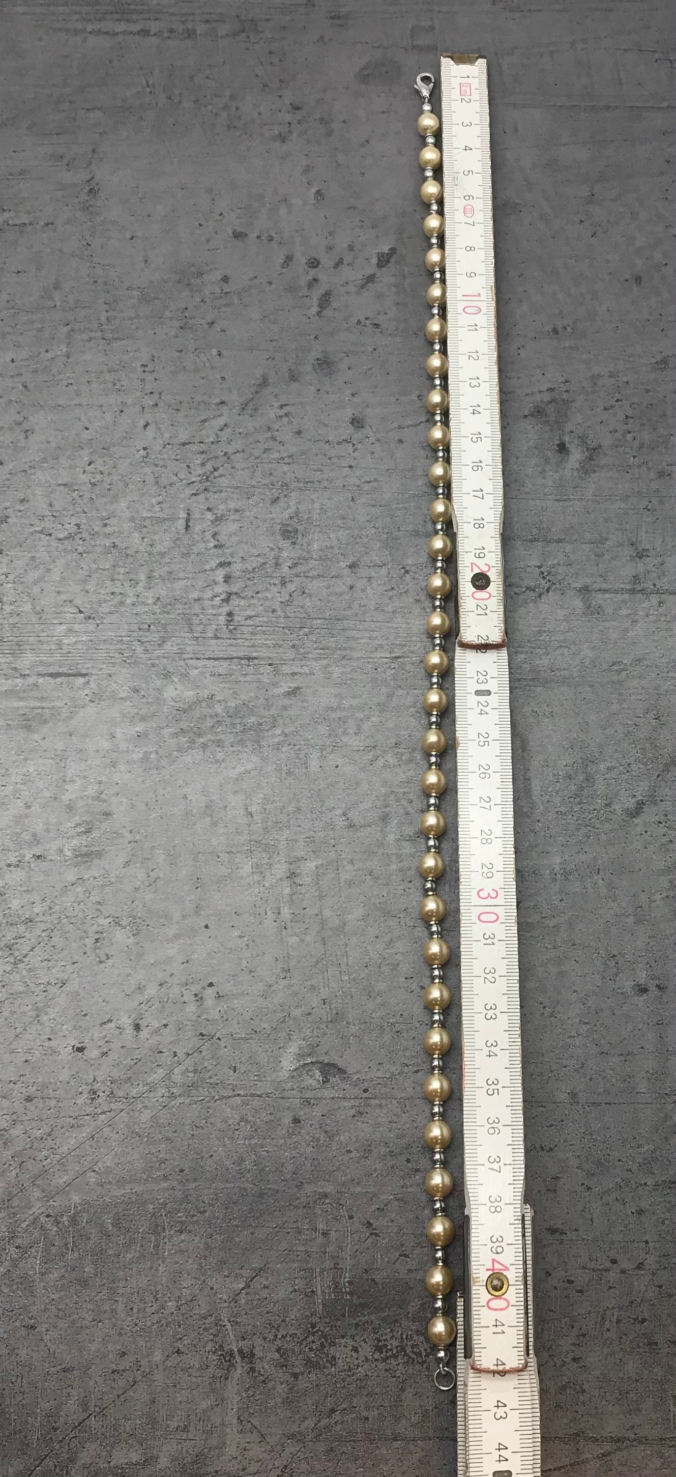 Dekorative Kette, Kette mit Perlen, weiß creme, silber farben