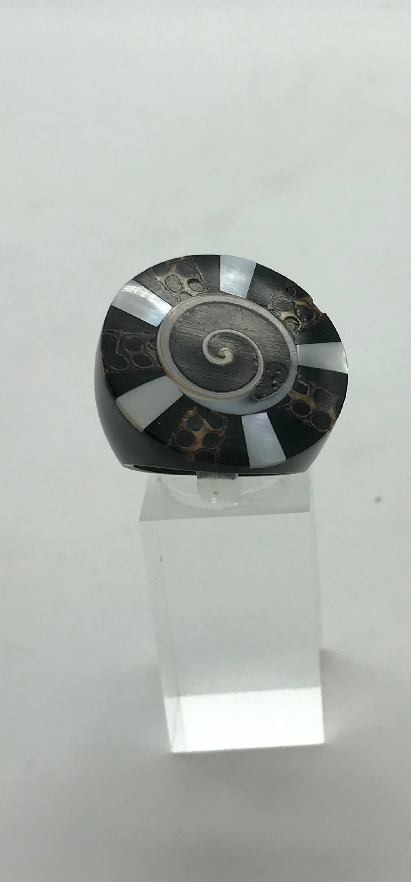 Ring aus Holz - Perlmuttfarben - Handarbeit- Muschelmotiv, Ringgröße: 18,5mm